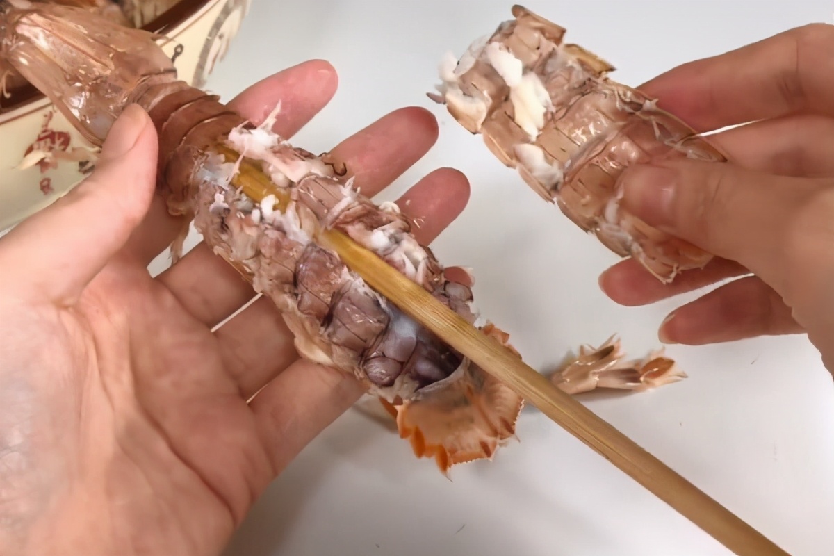 夏天海鲜皮皮虾吃起来快速剥壳,皮皮虾正确剥来吃的方法