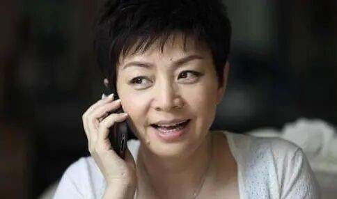 五次恋爱，三段婚姻，从演员到母亲，宋丹丹用微笑面对苦乐人生