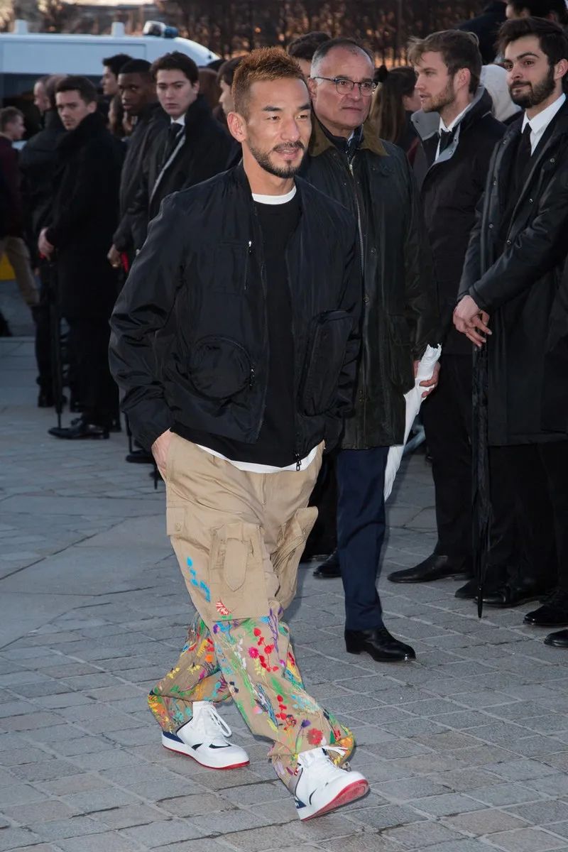 175cm的中田英寿，亮相时装周穿成165cm，但气场很强大