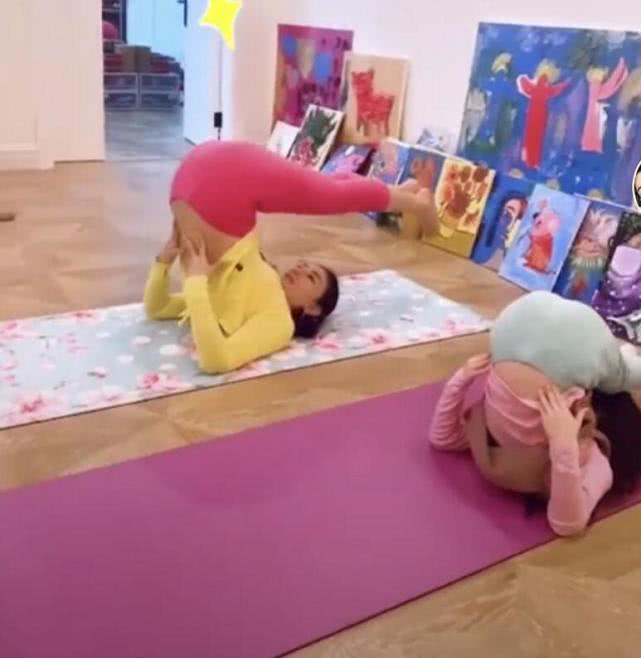黄奕与女儿比拼高难度健身动作，下腰拉伸压腿看着都好疼