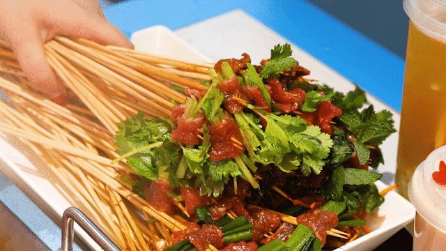 只此一家的牛腩串串火锅C位出道，19块9请你放肆开涮