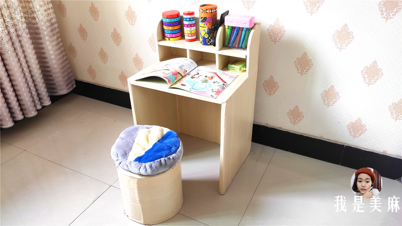 儿子用废纸箱做的手工,爸爸给孩子制作书桌