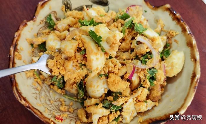 入夏后，少吃猪肉多吃鸡蛋，营养全面易消化，加酱油拌一拌，真香