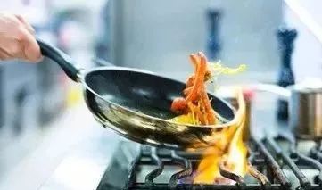 厨师平时是怎么工作的,作为一个厨师应具备什么能力