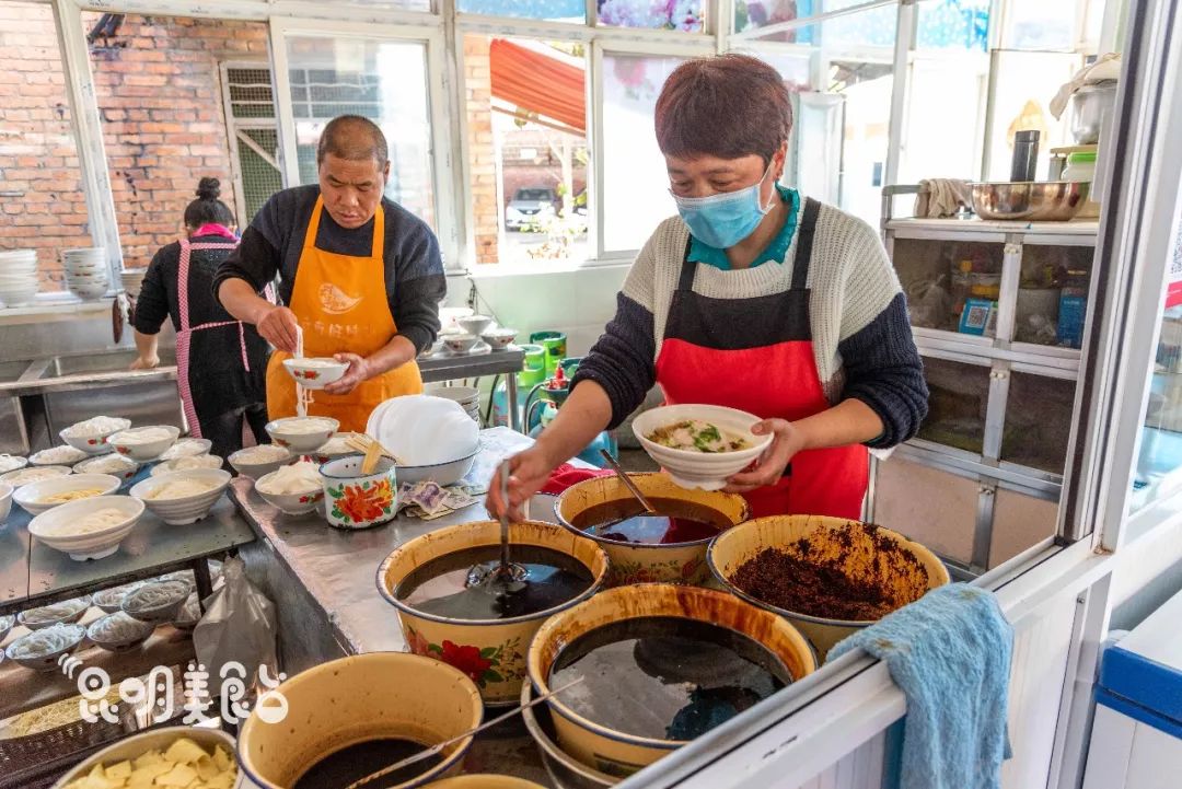 昆明330天都在排队的卤面馆，不收钱收饭票，只卖到下午2点