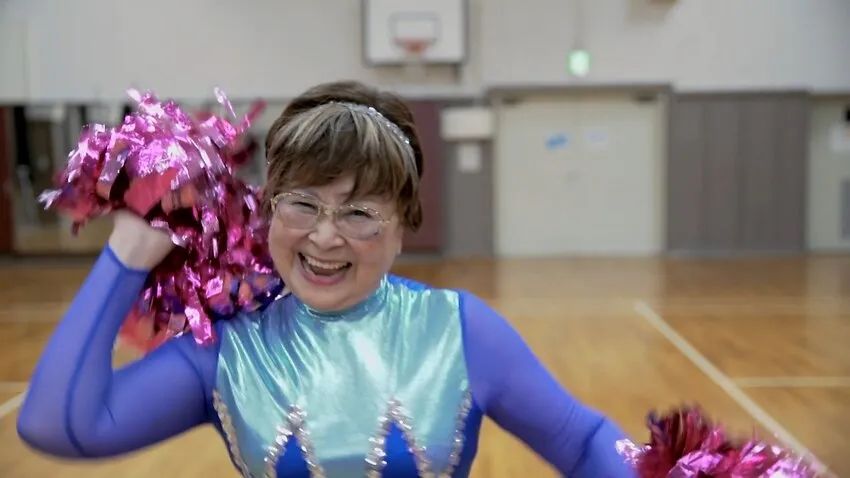89岁后空翻，日本银发啦啦队的“不老年生活”
