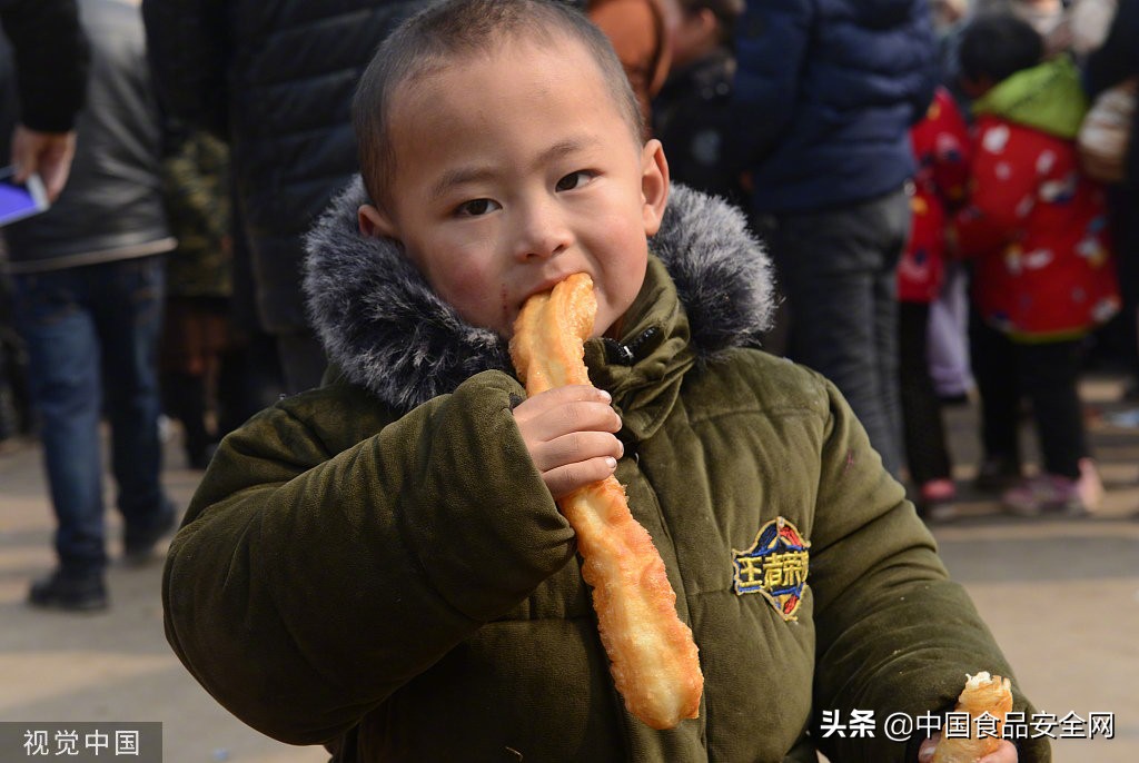 “一勺泡打粉”惹来牢狱之灾早摊主炸油条放二两泡打粉获刑