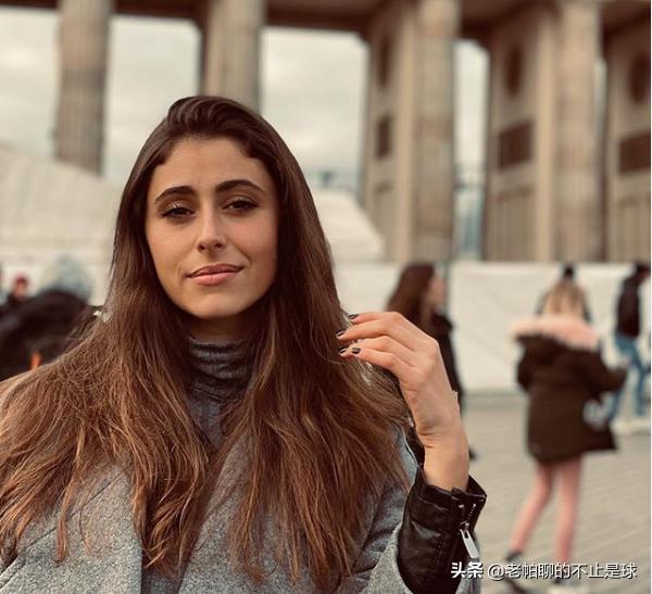 居家隔离怎样锻炼？西甲皇家社会球员梅里诺教你抱起女友练力量！