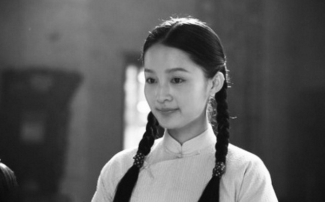 毛*东泽**敲响了“板仓杨寓”大门，一个圆脸大眼睛的少女出现在眼前