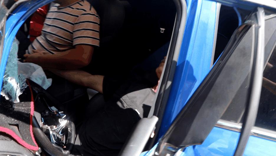 两车相撞一车头严重损毁,两车相撞损毁严重现场一片狼藉