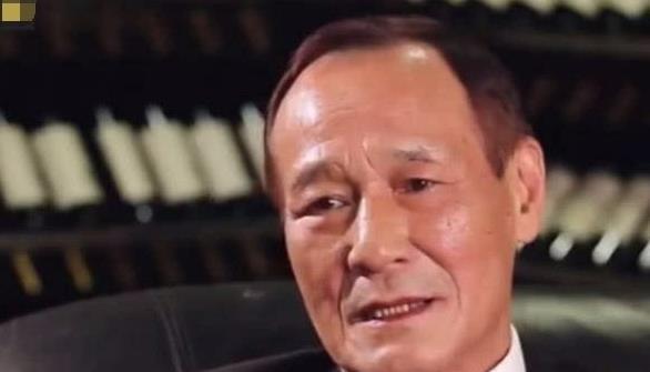 香港的黑社会“敢打敢杀”，为什么回归后都不见了？看后敬佩不已