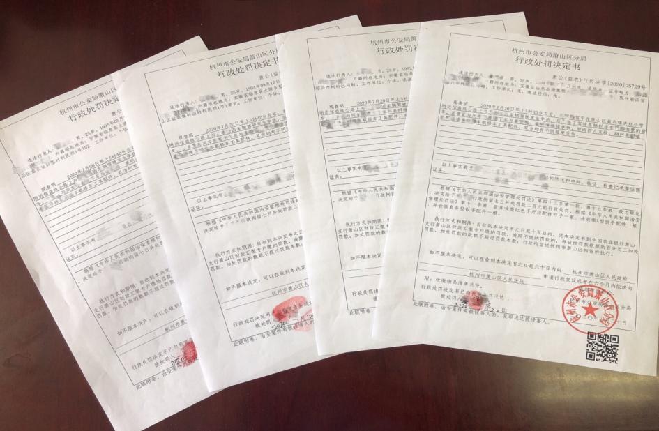 路怒症男子拦停对方就打,路怒症男子拦车骂人事件