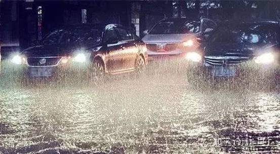 为什么车窗内起雾,夏天车窗起雾的物理原因