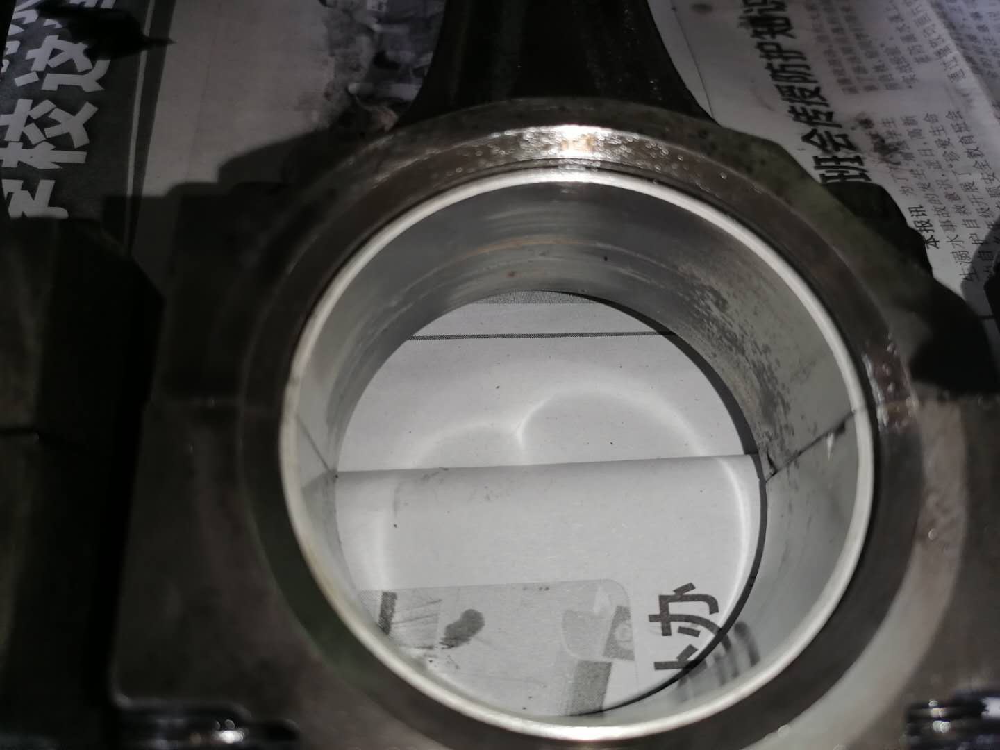 才跑4万公里货车烧机油怎么回事,发动机烧机油活塞发黑