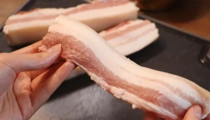 韩式烤五花肉整套教程,韩式烤五花肉不糊锅的办法