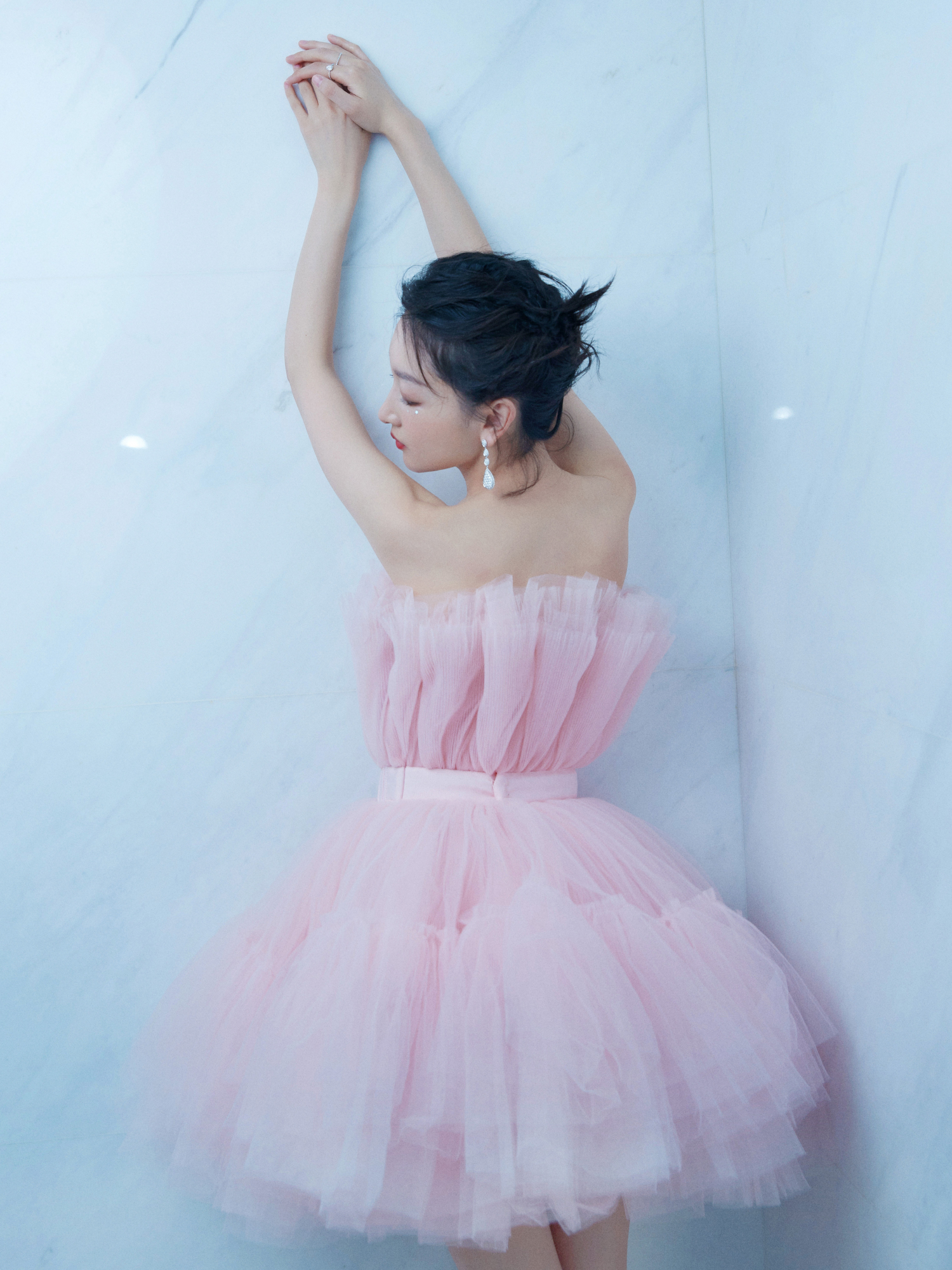 周冬雨身高162是真的吗,周冬雨162度穿衣打扮