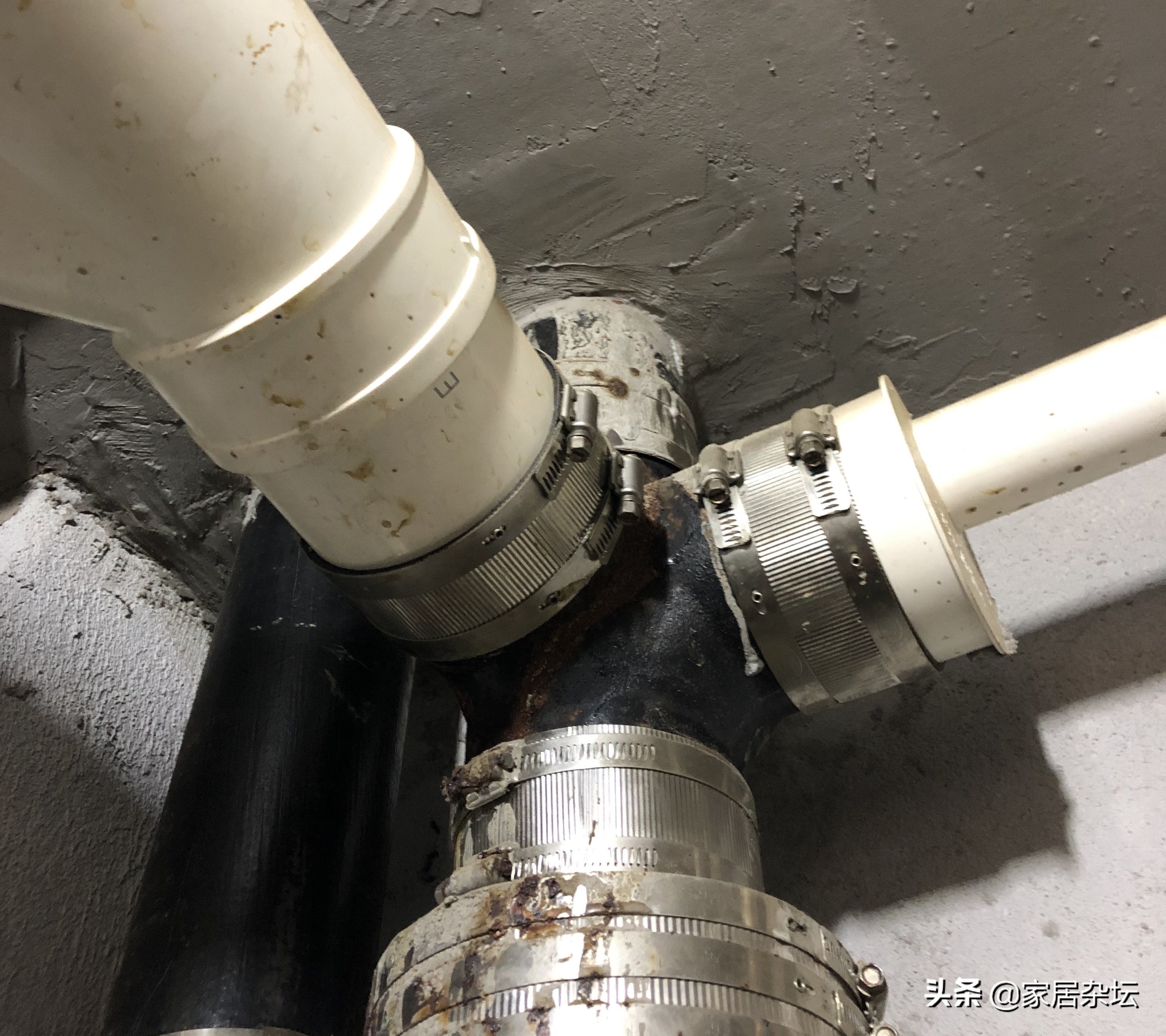 排水管漏水是哪一层负责,墙外排水管堵塞造成漏水谁负责