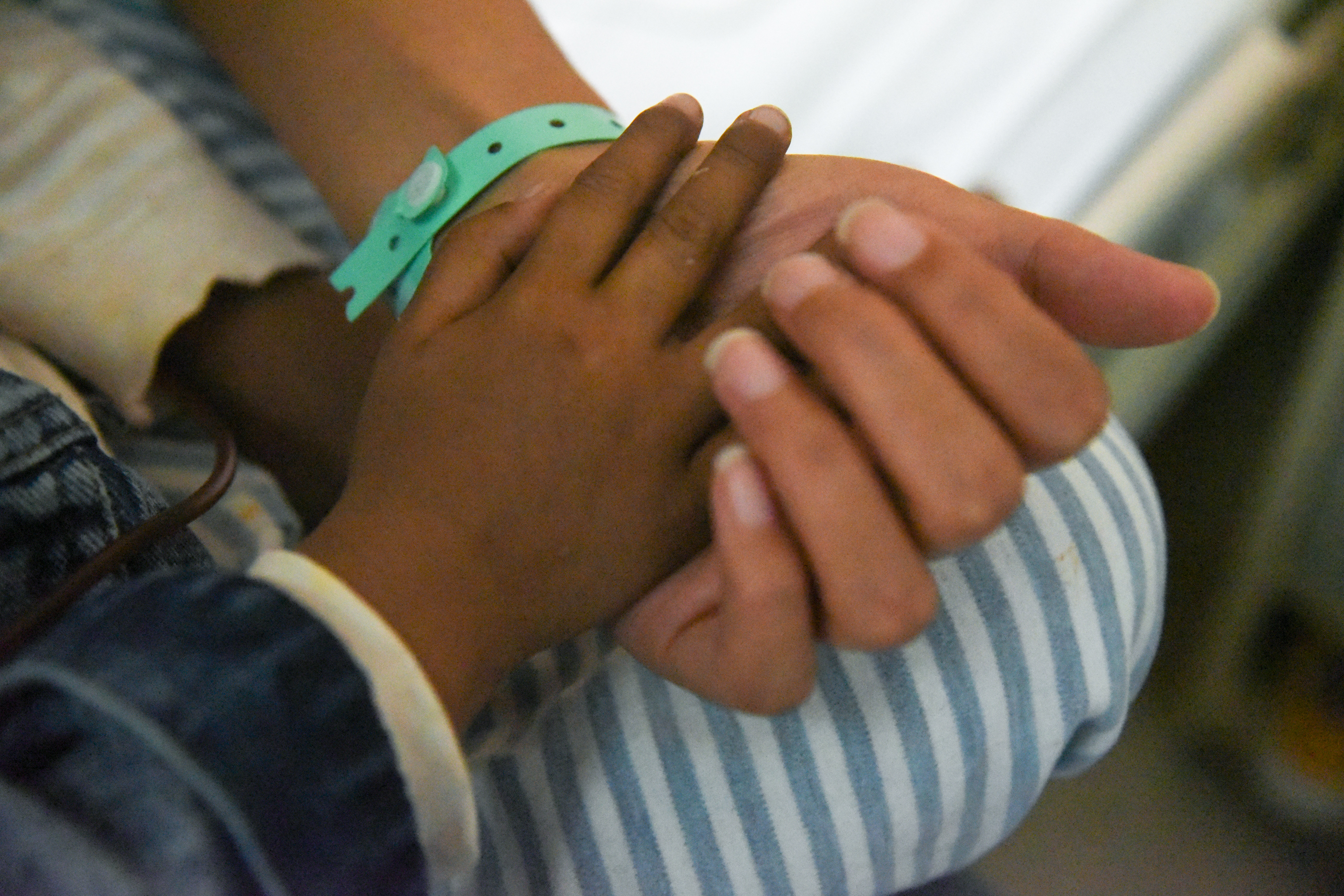 两岁男孩靠止疼药度日,如今四肢发黑痛哭到午夜,父亲为此熬白头