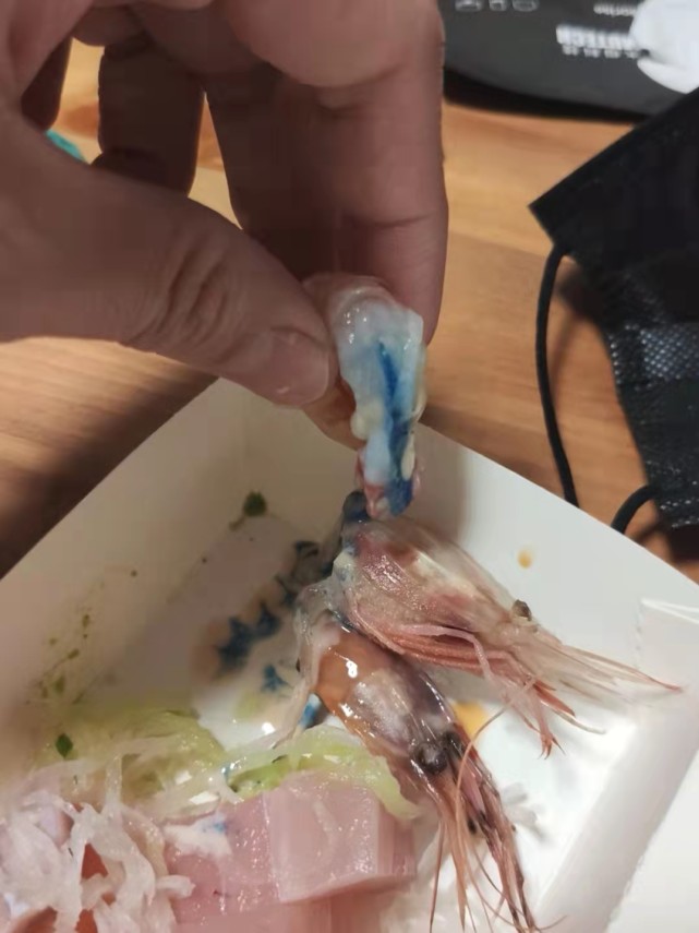 男子吃生腌海鲜,男子吃生虾