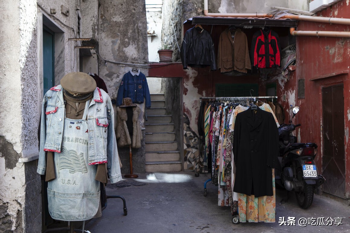 几十年来，意大利人一直在这个露天市场里打捞美国的旧军服