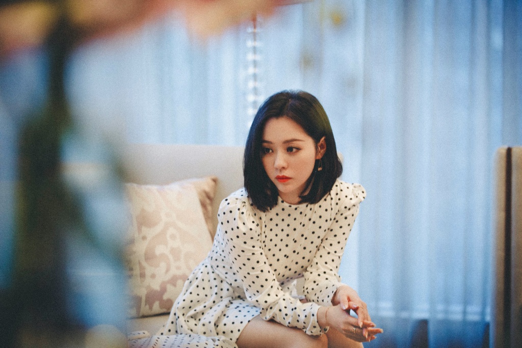 张靓颖波点透光衫,张靓颖暴瘦穿礼服裙