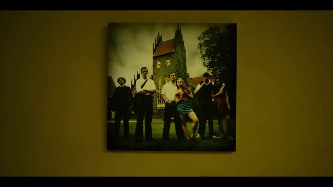 在这部电影中，满屏充满了欲望，在第一集就弄死了女主