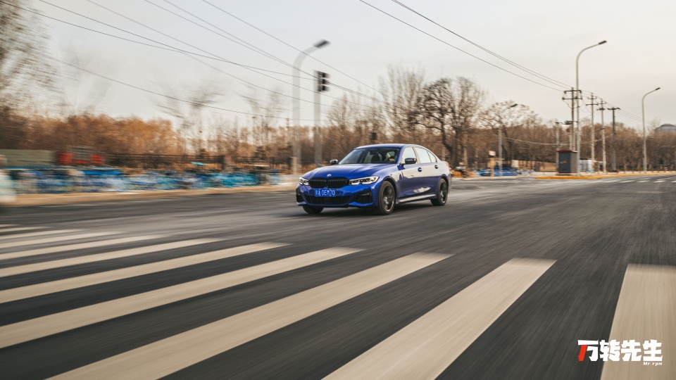 试驾宝马330Li丨即便它变得舒适，也依旧能让人爱上