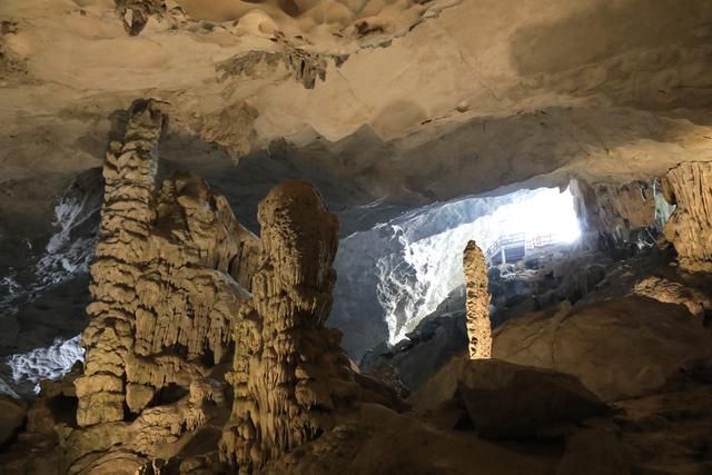 这里虽然风景如画人们生活的却很凄惨没日没夜的追着大船讨生活