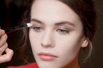 化妆为什么步骤正确还卡粉,为什么冬天化妆容易卡粉不服帖