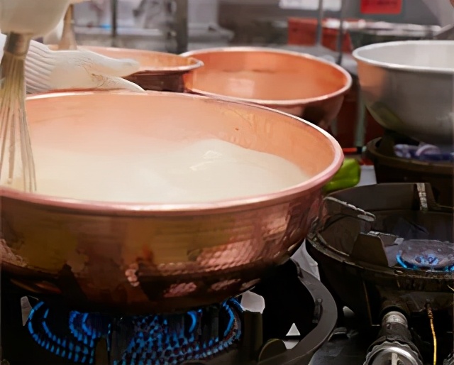 爆卖的“八天堂”竟然是家濒临破产的老字号商店！如何走出低谷？