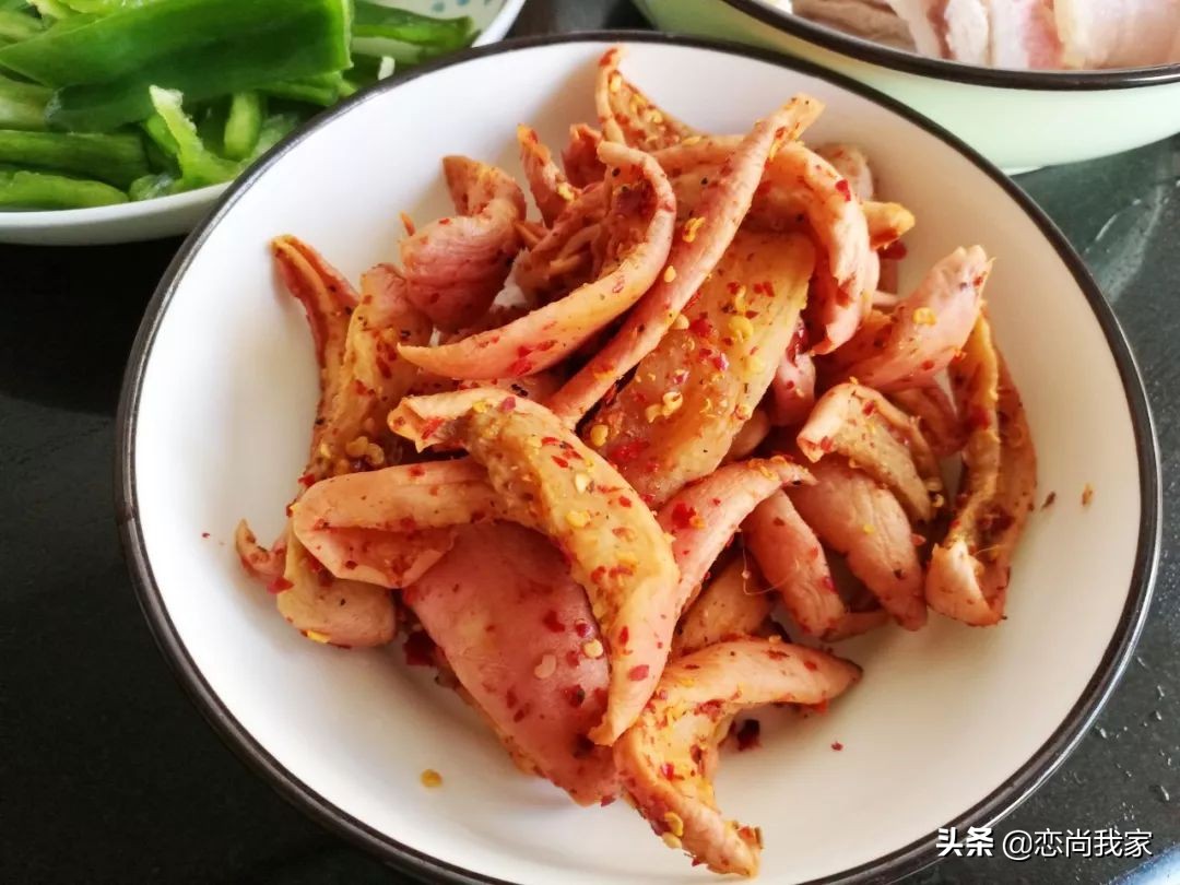 这个农家小炒菜，用萝卜干和猪肉一起炒，下饭就是香，肉贵也要吃