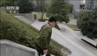 独腿外卖小哥日行四万步,送外卖小哥感动落泪