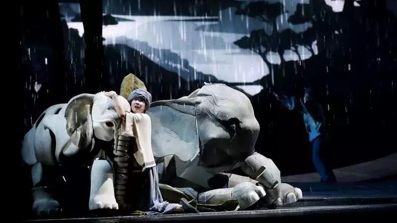 歌颂祖国，战象献礼！3.8m巨型“偶象”跳出课本