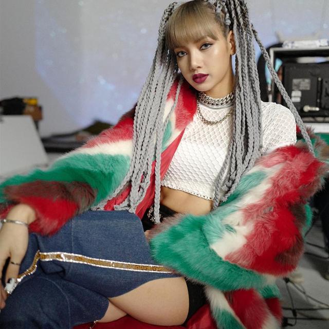 lisa的造型太可爱了,lisa新造型自拍照