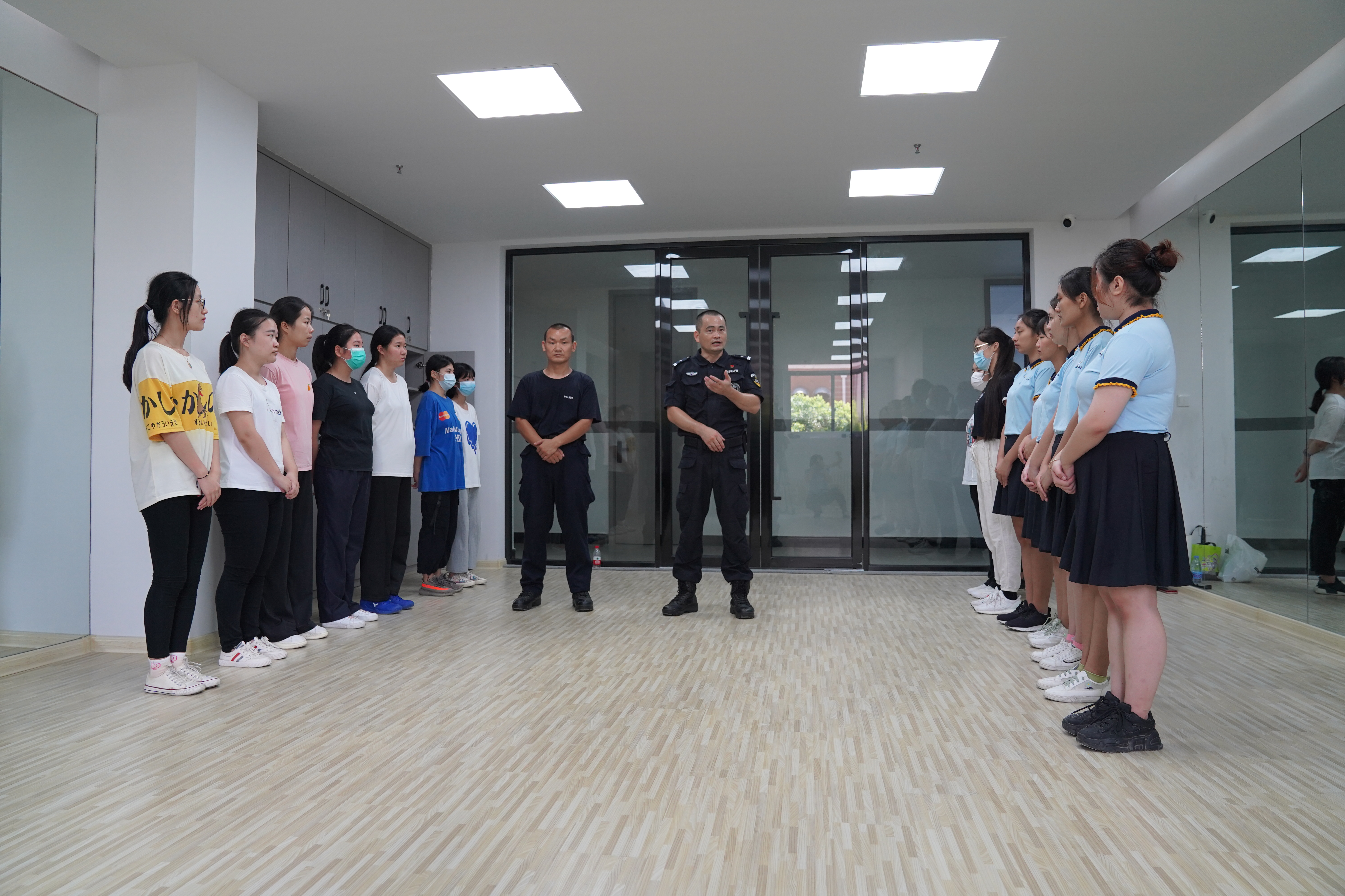 阔口社区“*党**建+”邻里中心，荔警蜀黍教你女子防身术！