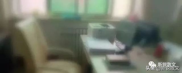 小说：一个年轻男子走进教室，伸出拳头，照着老师脸就是一拳