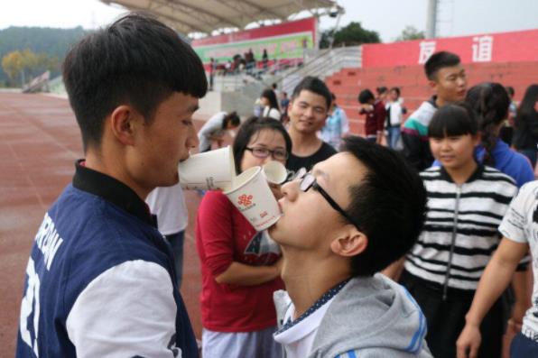 高中和大学哪个更累？4张图告诉你真实答案，个中心酸自行体会