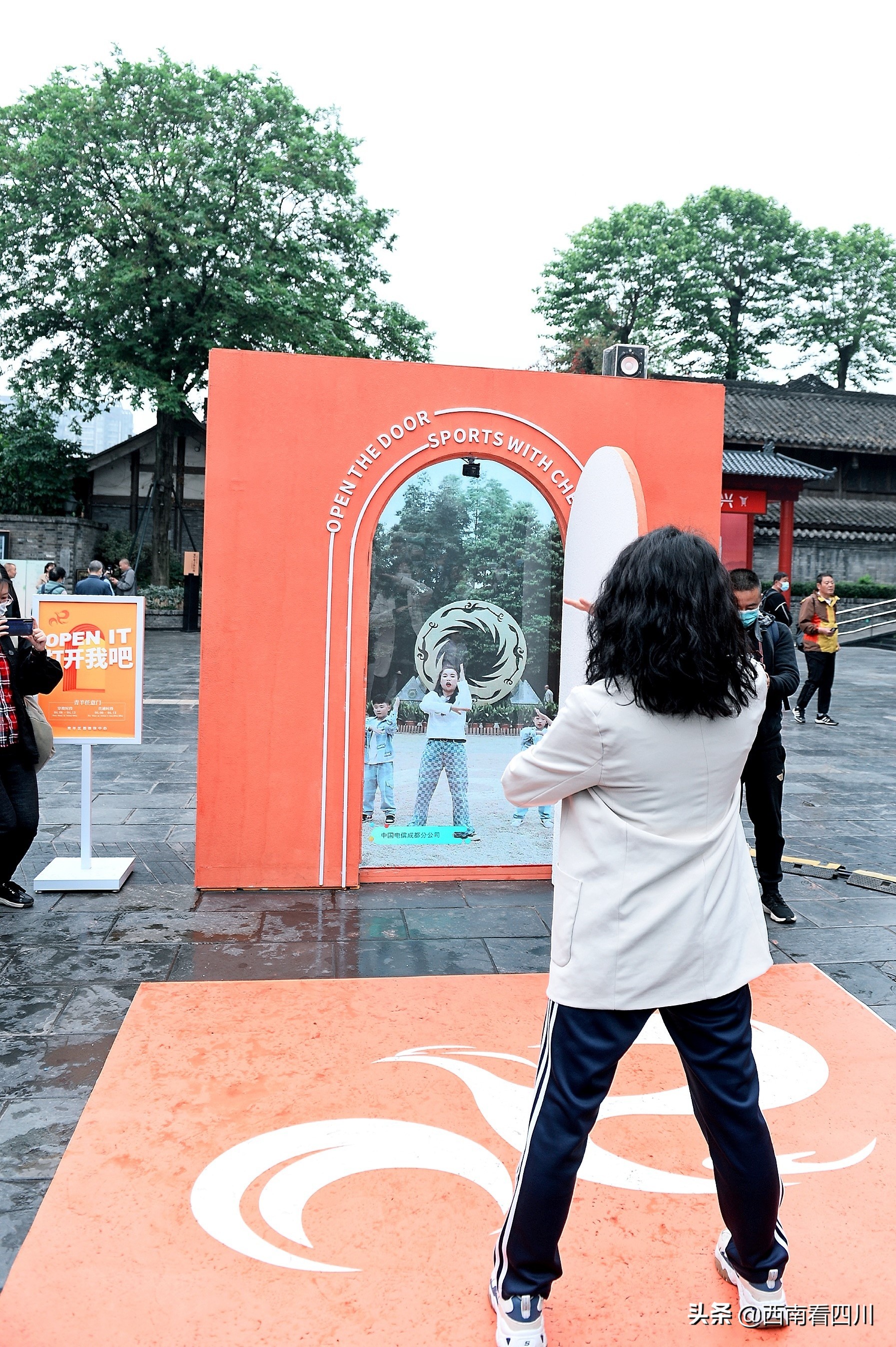 街头惊现任意门,成都街头惊现另类路人
