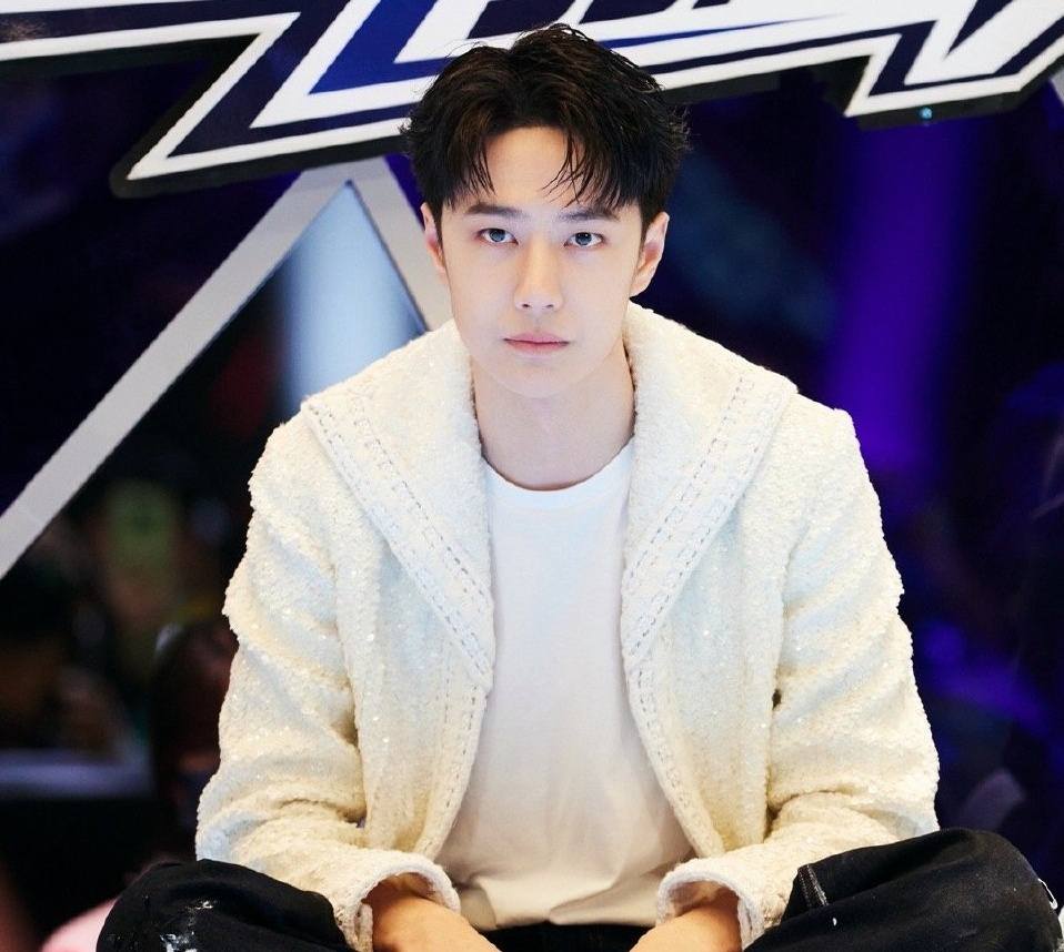 王一博s11总决赛反应,王一博英雄联盟s11总决赛表演