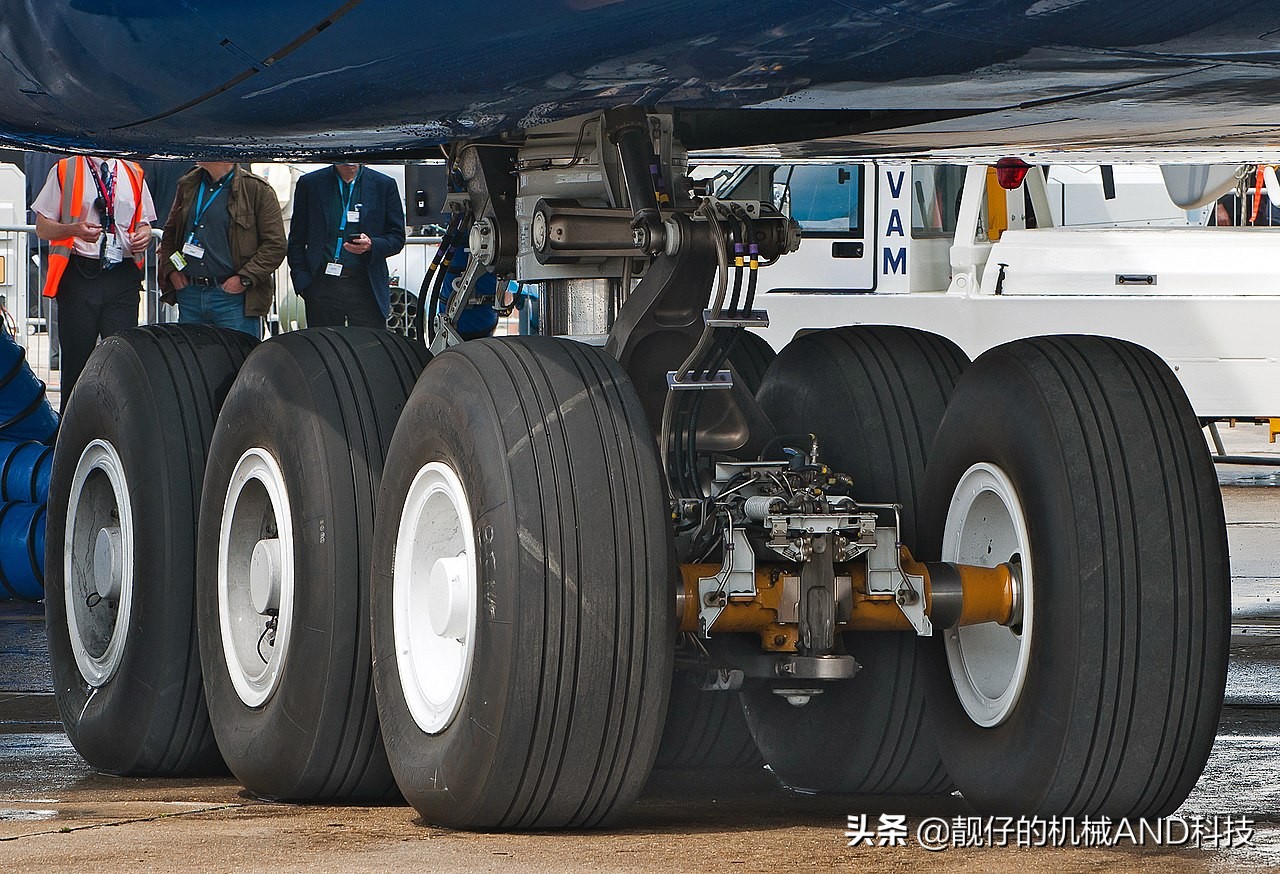 为什么很少见到飞机轮胎爆胎,飞机的轮胎那么小不怕爆胎吗