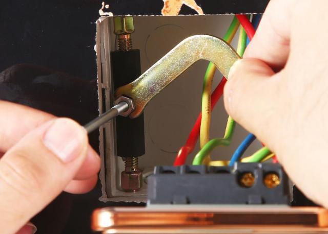 家里插座暗盒掉了,家中插座暗盒不正常怎么处理