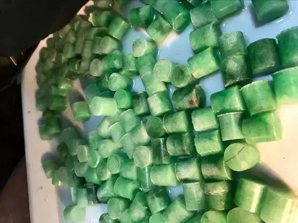 赌石切出一亿紫金石后众人傻眼,200块的赌石切出五彩翡翠