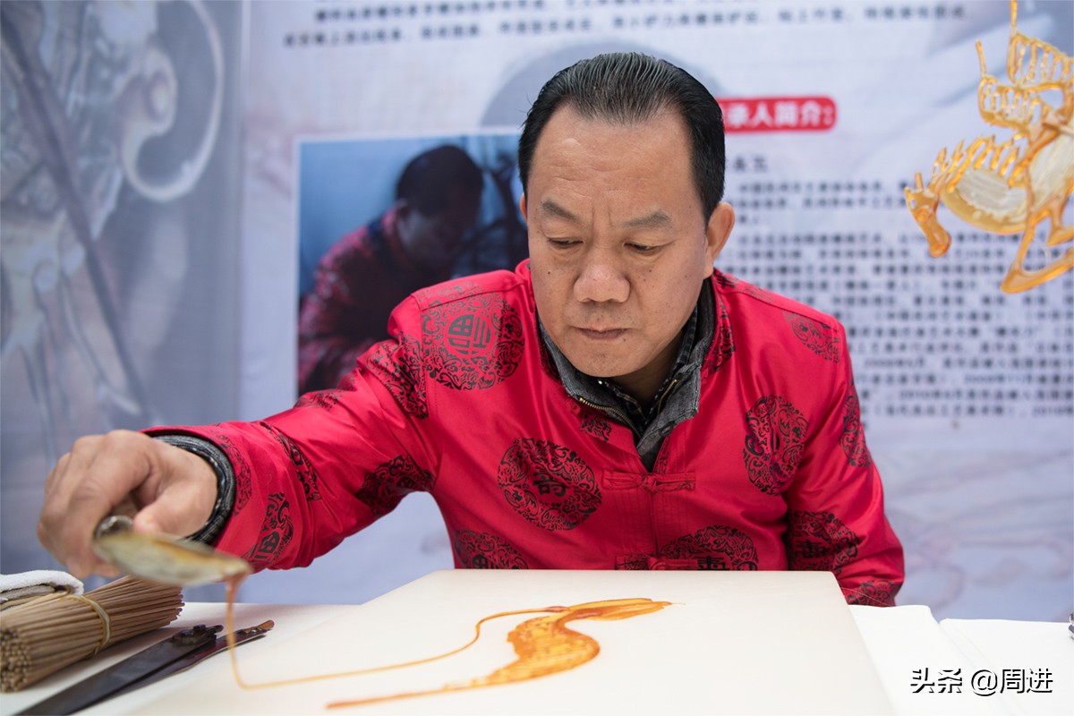景区摆摊制作糖画,非遗糖画艺人摆摊