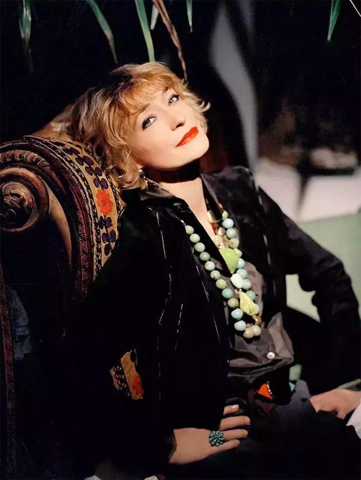 21岁离婚，后成为YSL的灵感缪斯，这个法国女人美了近半个世纪