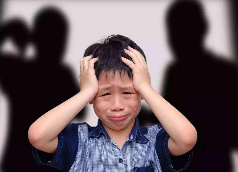 孩子被欺负时却不敢还手，如此怂娃，父母要承担很大责任