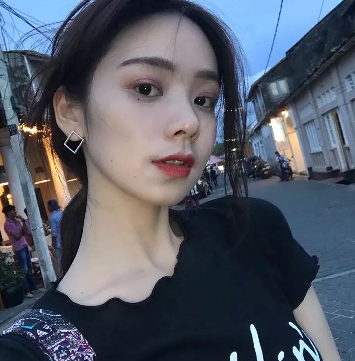 耳饰别致不对称,耳饰可爱黑白