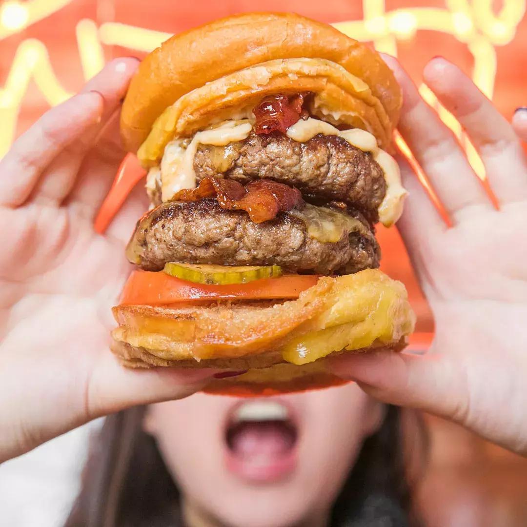 最正宗的纽约汉堡 (纽约神级汉堡在上海排队)