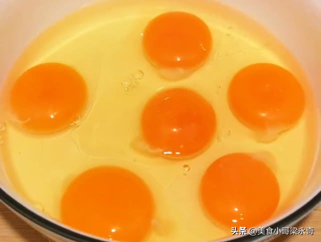 教你怎么做蓬松宣软的电饭锅蛋糕,最简单的电饭锅蛋糕家常做法