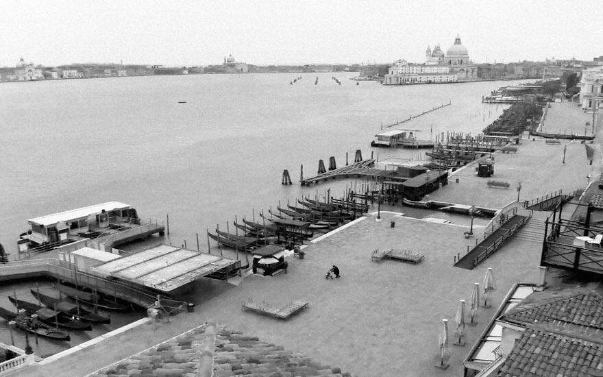 街头监控拍下天使救人,监控拍到国外街头的视频