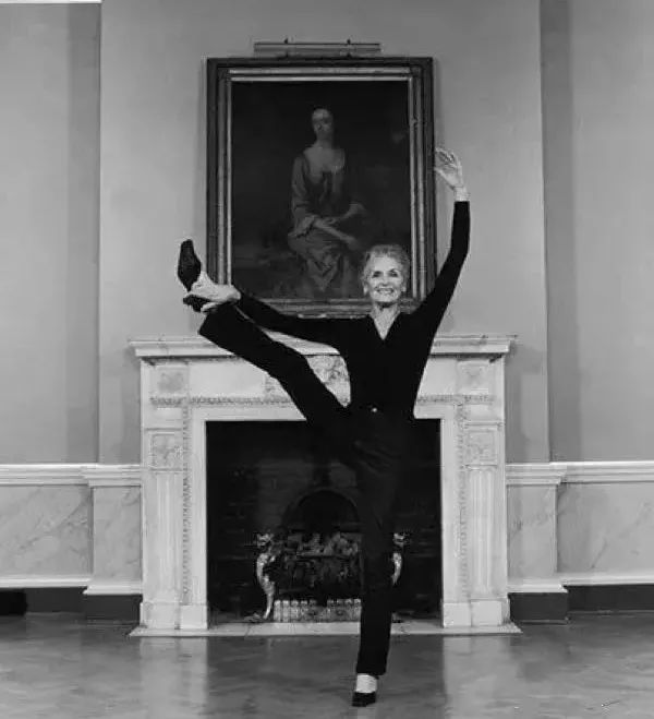 106岁芭蕾舞女终身未婚却人人羡慕：长寿秘诀，远离男人，多跳舞